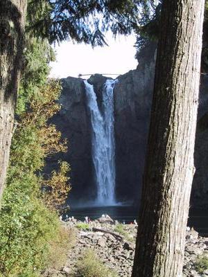 The falls, from the end of the pedestrian walkway.